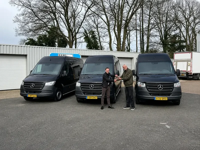 Collega's van De Bondt Transport bij de Mercedes Sprinters